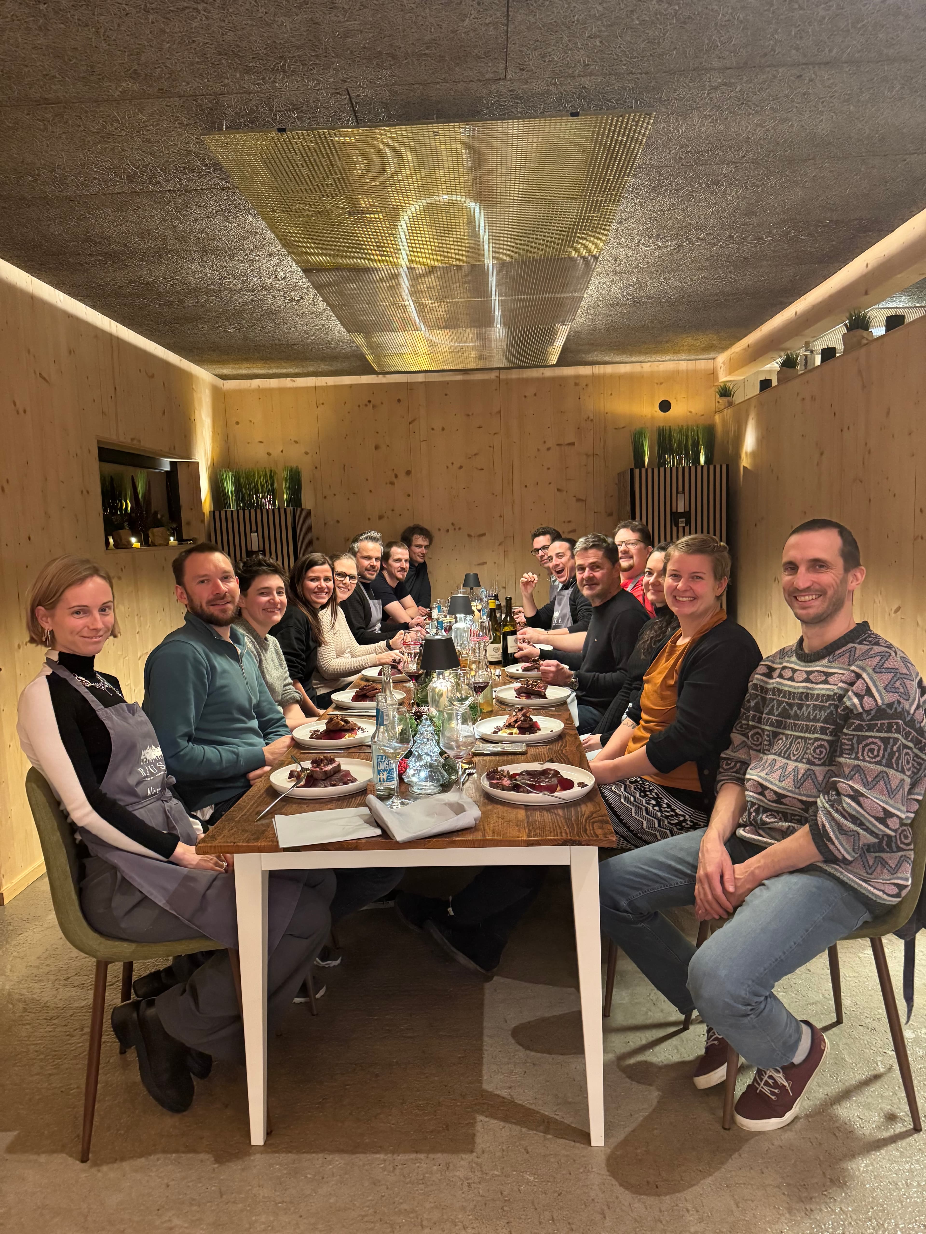 Gemeinsam essen, gemeinsam hinschauen. Wir wünschen frohe Festtage! Teaser